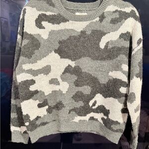 Lucky Brand Gray Camo Sweater Medium woman’s size